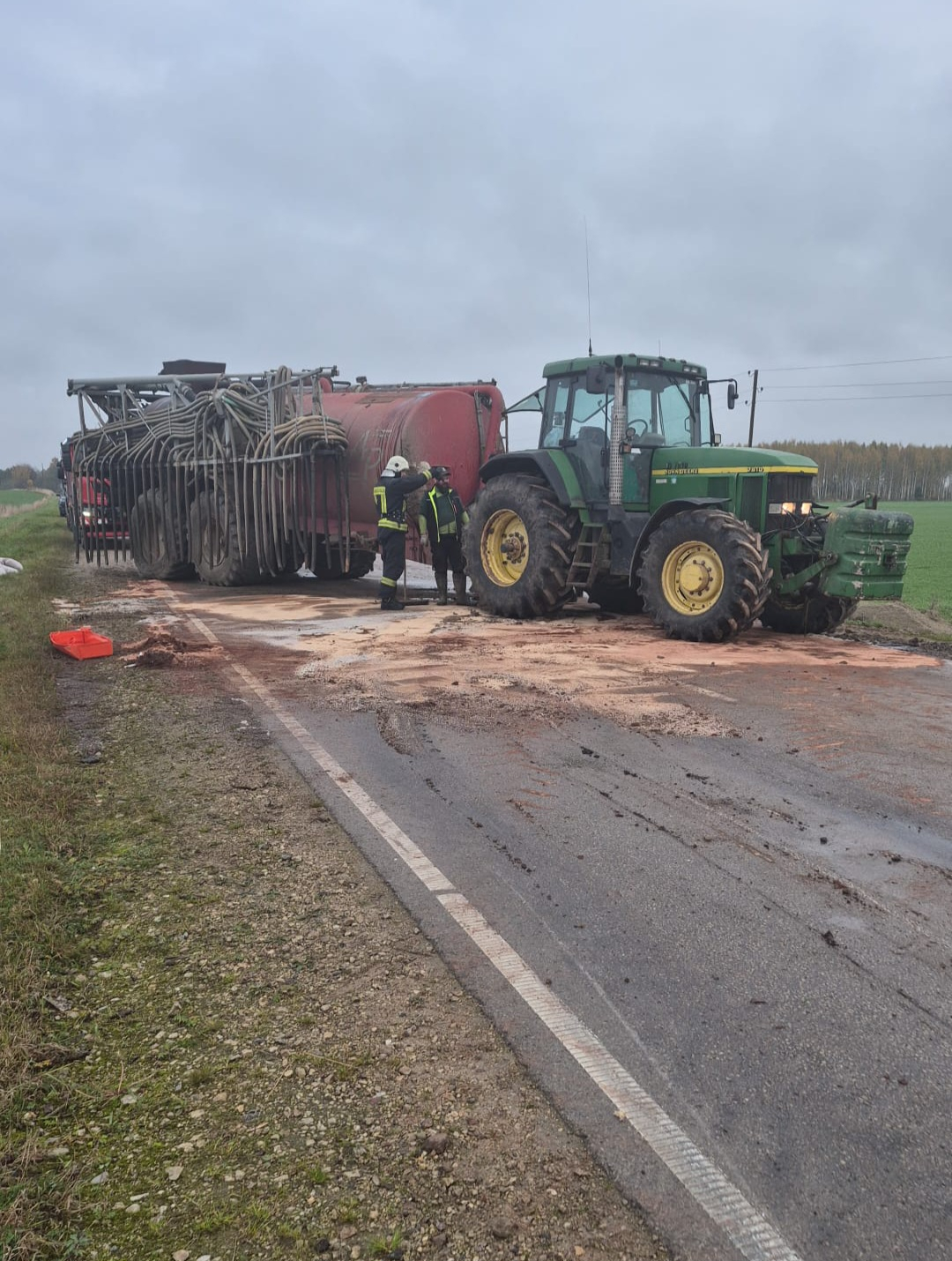 Pie Biržiem sadursme starp kravas auto un traktoru, Elkšņos cietis velosipēdists