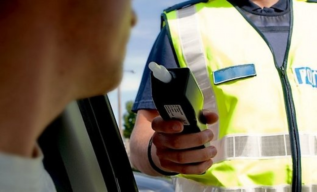 Policija Jēkabpilī aptur divus autovadītājus, kas pārkāpj noteikumus un pie stūres sēdušies pamatīgā reibumā