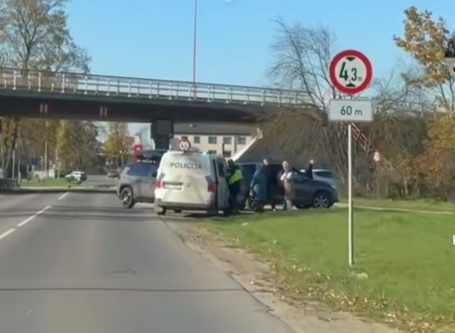 Jēkabpilī policija pēc sadursmes palīdz vienoties diviem auto vadītājiem