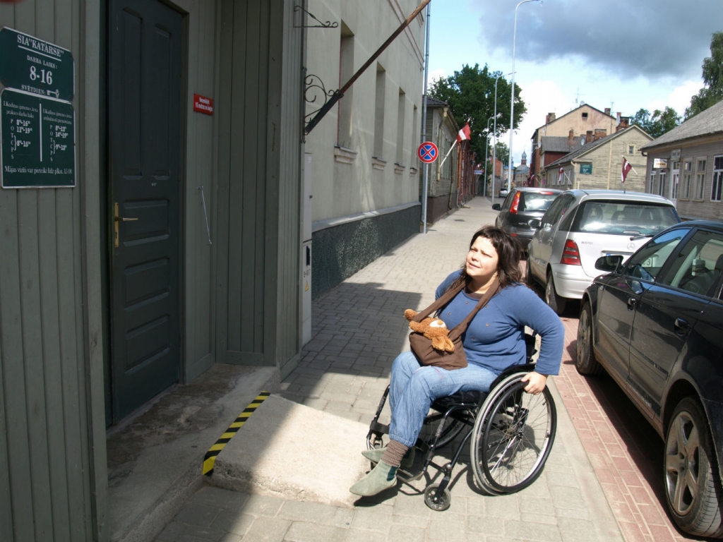 No 20 sabiedriskām iestādēm 19 invalīdiem nav pieejamas (FOTO)