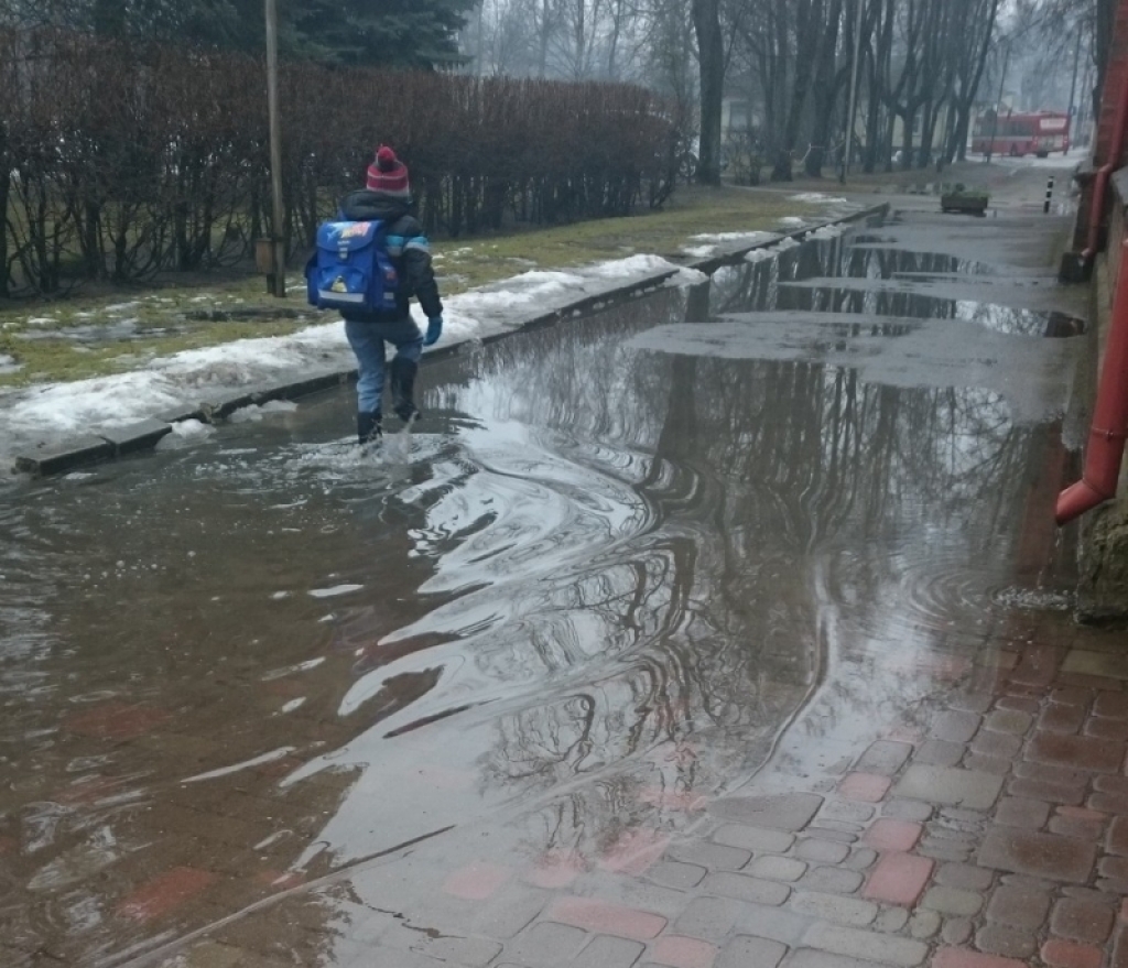 Jēkabpils ielās un laukumos brīvdienās atsūknēs ūdeni no lielākajām peļķēm