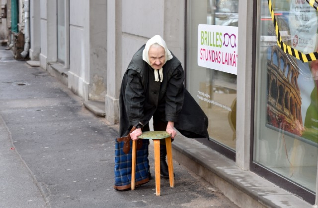 Aptauja: Reģionos ārsta apmeklējumam pensionāri tērē visu dienu