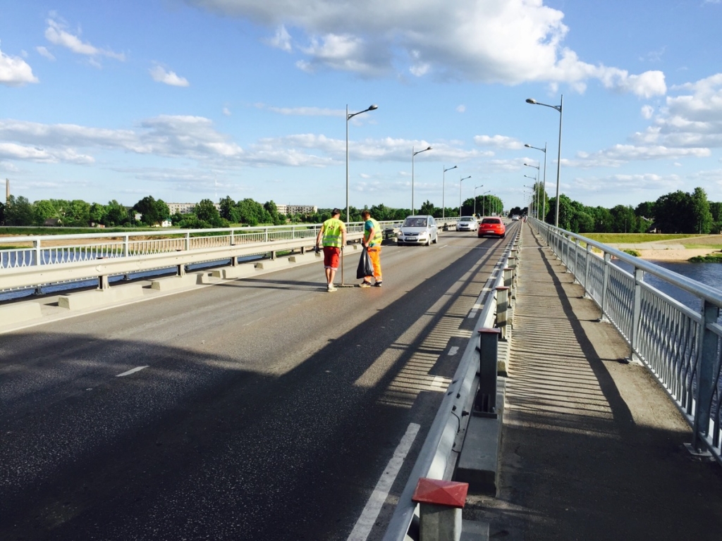 Aculiecinieka FOTO: Jēkabpilī uz tilta pār Daugavu norit darbi; veidojas sastrēgumi