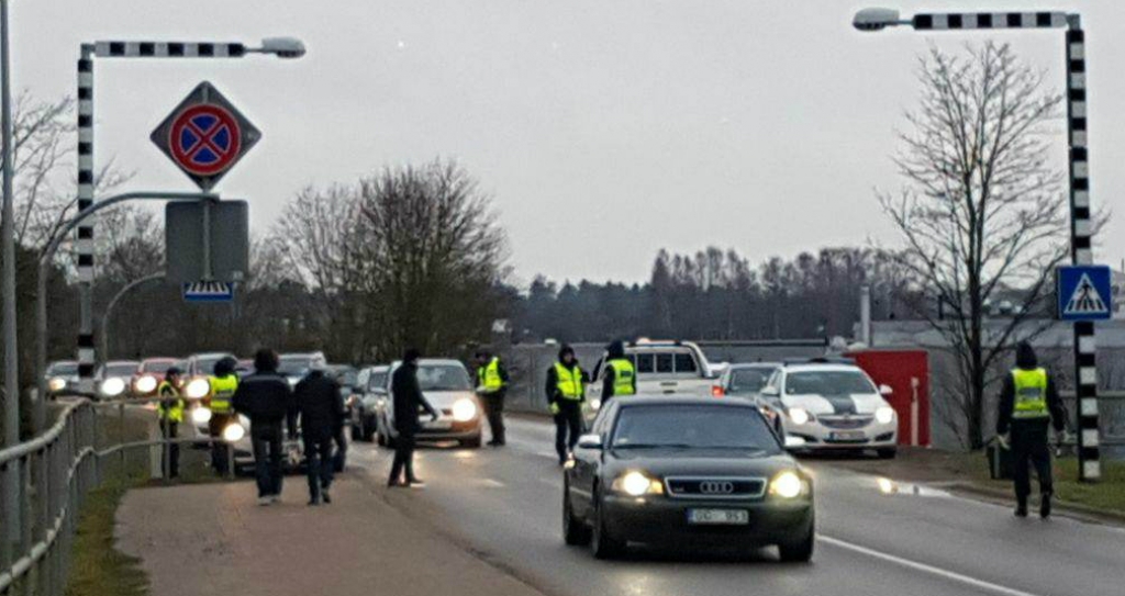 Svētku laikā policija strādā pastiprinātā režīmā, Jēkabpilī notiek autovadītāju masveida pārbaudes (FOTO)