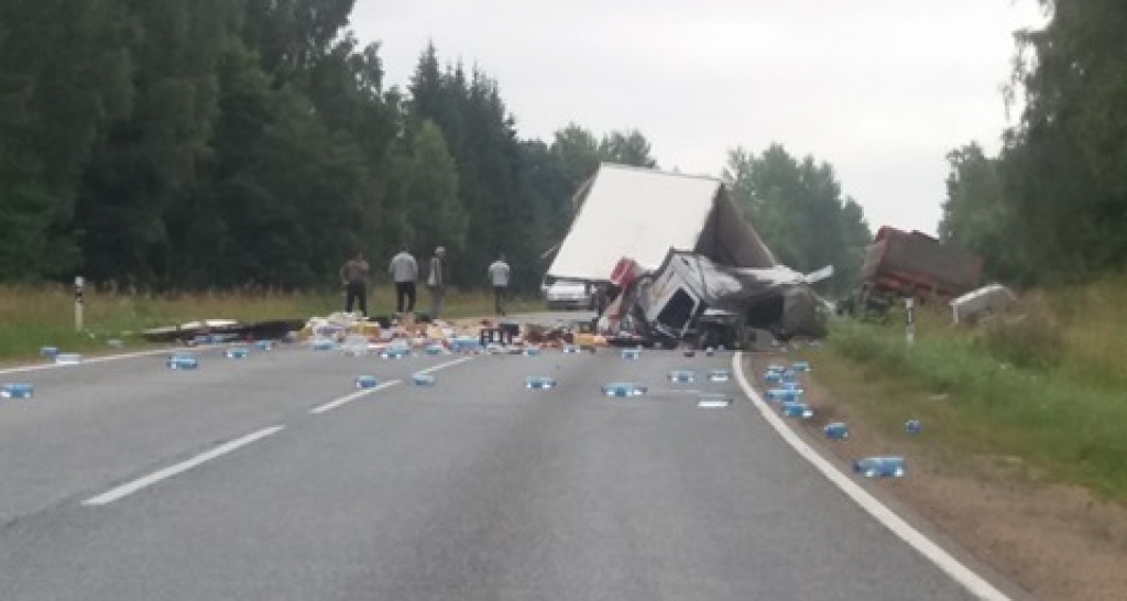 Avārijā autoceļā Jēkabpils Līvāni divu kravas auto sadursmē divi bojā gājušie (FOTO) (PAPILDINĀTS 3x ar policijas foto)