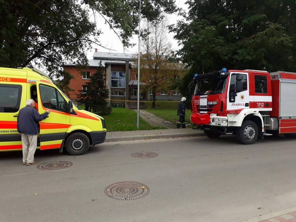 Jēkabpils tiesa šobrīd slēgta tehnisku iemeslu dēļ. Operatīvie dienesti skaidro situāciju (FOTO)