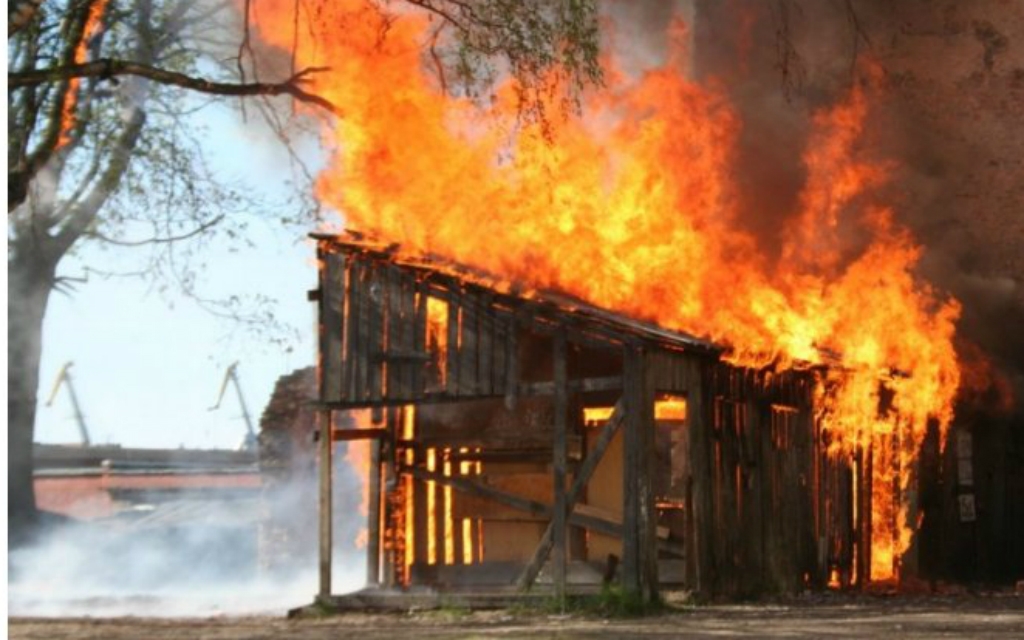 Preiļos malkas šķūnīša ugunsgrēkā vīrietis gūst apdegumus