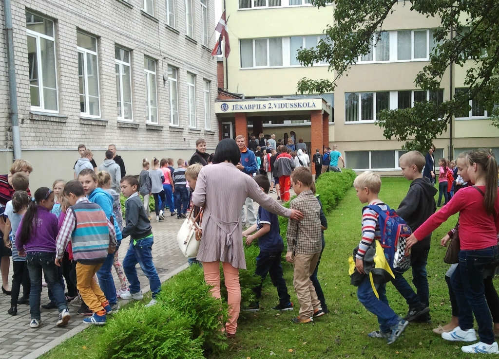 Jēkabpils 2.vidusskolā atskan trauksmes signāls, skola evakuējas astoņu minūšu laikā (FOTO)