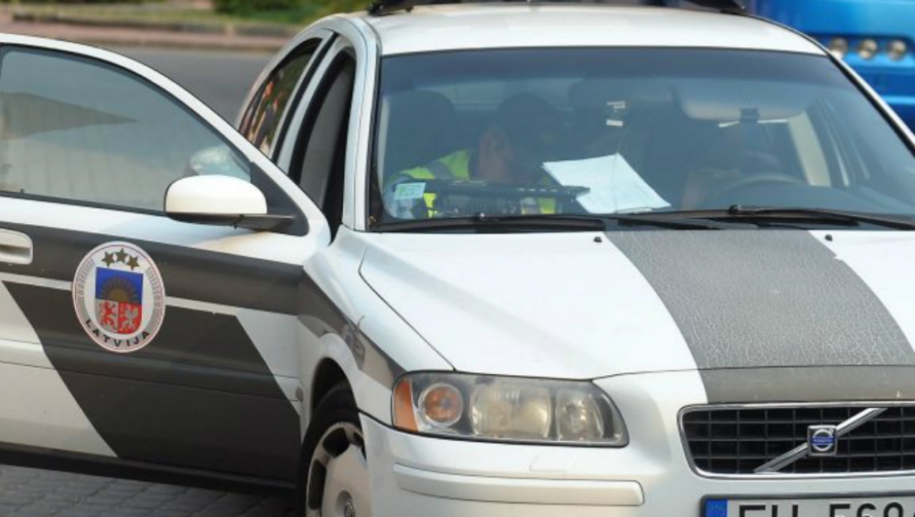 Полиция задержала водителя BMW с нелегальным алкоголем