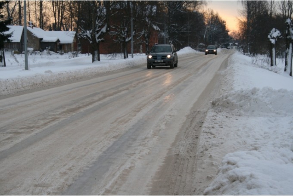 Ziemas sezonā brauktuvju slīdamības novēršana veikta vairāk kā 511 000 km garumā jeb 13 reizes apkārt zemeslodei