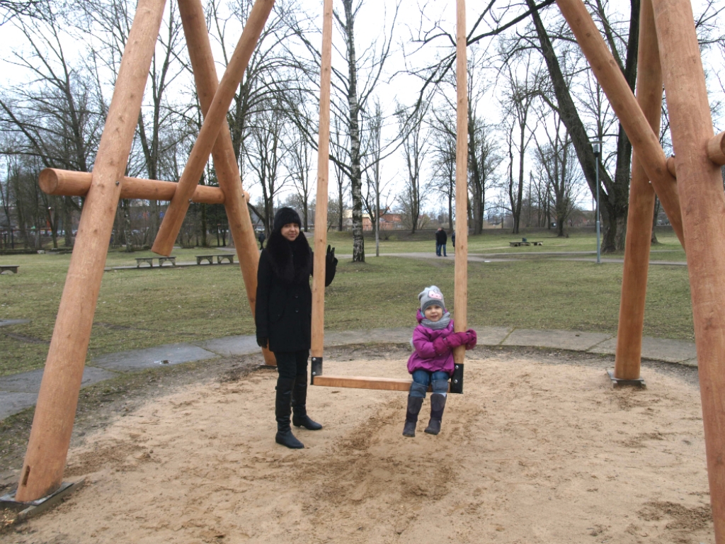 Kena parkā atjaunotas šūpoles (FOTO)