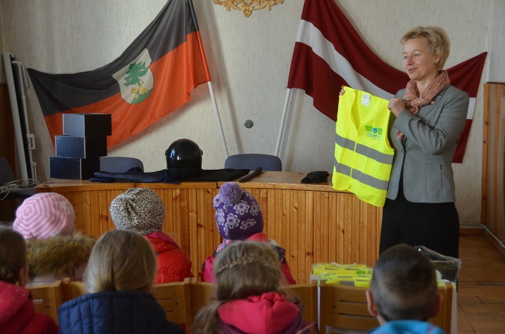Jēkabpils pilsētas pašvaldība 1.klašu skolēniem dāvina atstarojošās vestes