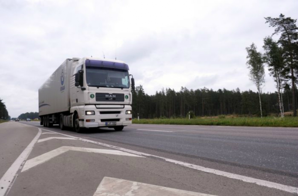 Muitas policija aptur nelikumīgi pārvadātu deviņas tonnas lielu spirta kravu