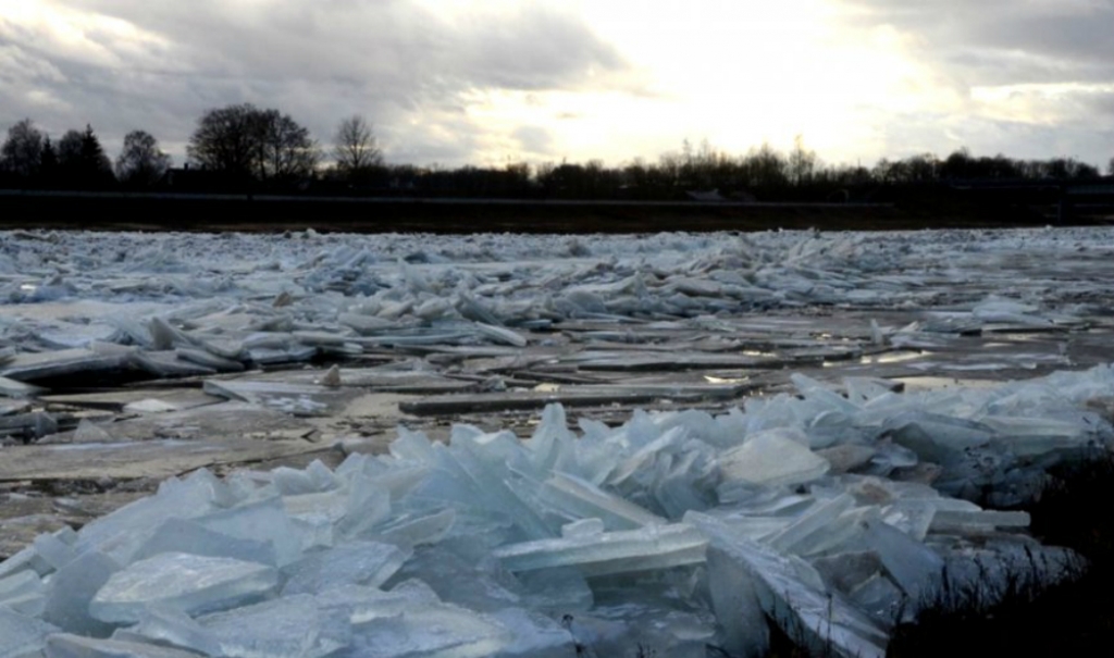 Daugavā pie Jēkabpils sākusies ledus iešana, Pļaviņās iedzīvotājus informē par rīcību plūdu gadījumā