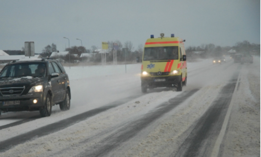 Autoavārijā Kūku pagastā bojā gājuši divi cilvēki, cietis trīs gadus vecs bērns