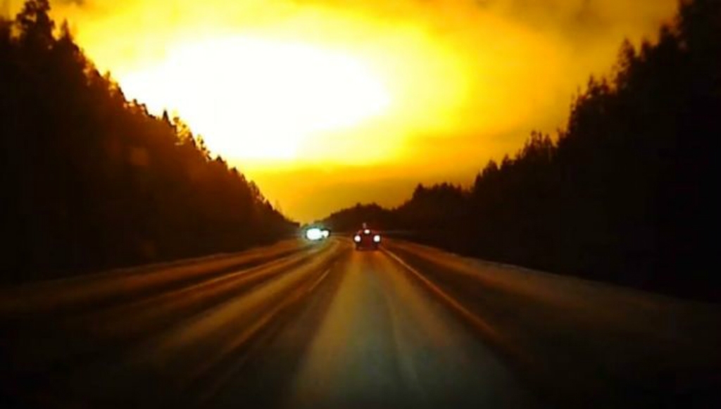 Neparasta parādība debesīs pārbiedē Krievijas iedzīvotājus (VIDEO)
