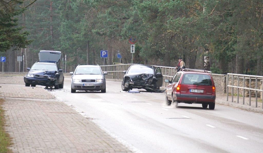 Pie Jēkabpils robežas notriec velosipēdistu un atstāj notikuma vietu, bet Zaļā ielā saskrienas divi auto