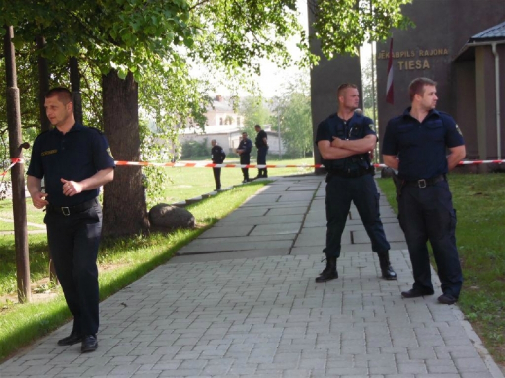 Lietu par viltus draudiem uzspridzināt Jēkabpils rajona tiesu namu nosūta tiesai