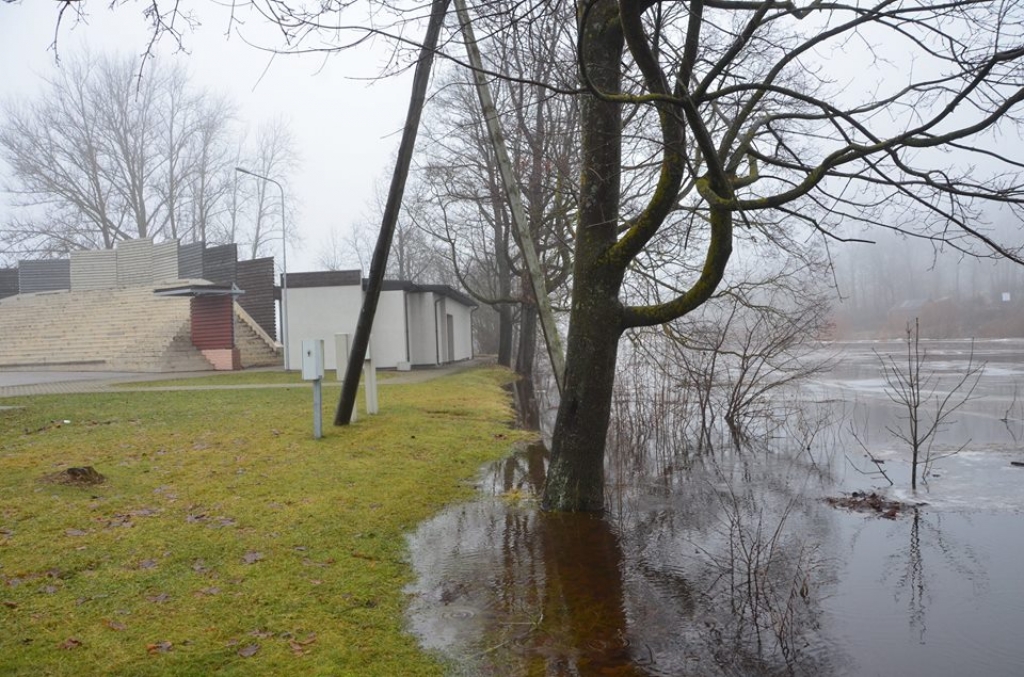 Palu ūdeņi nodarījuši kaitējumu Krustpils saliņas būvēm (FOTO) (PAPILDINĀTS)