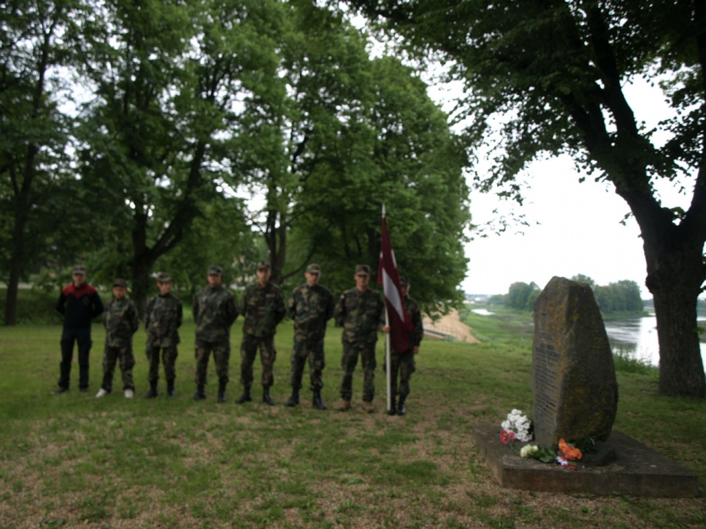 Tauta piemin savus varoņus (FOTO)