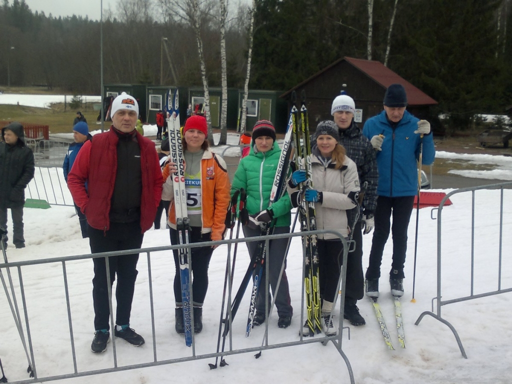 Slēpotāji ziemas sporta veidu noslēdz Priekuļos