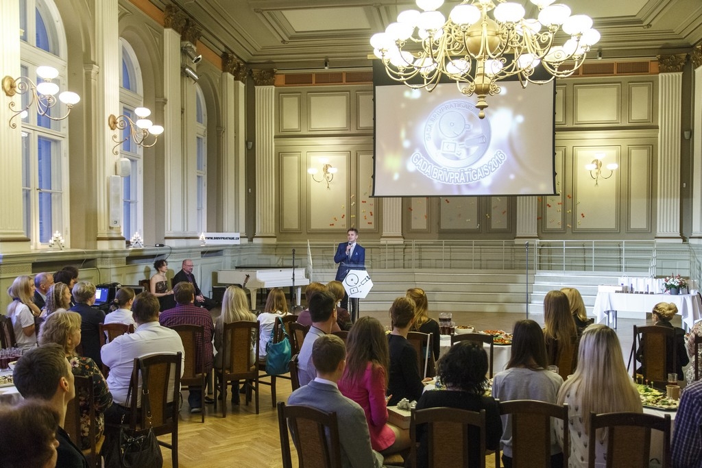 Ceremonijā „Gada brīvprātīgais 2016” godināti 2016. gada aktīvākie brīvprātīgā darba veicēji