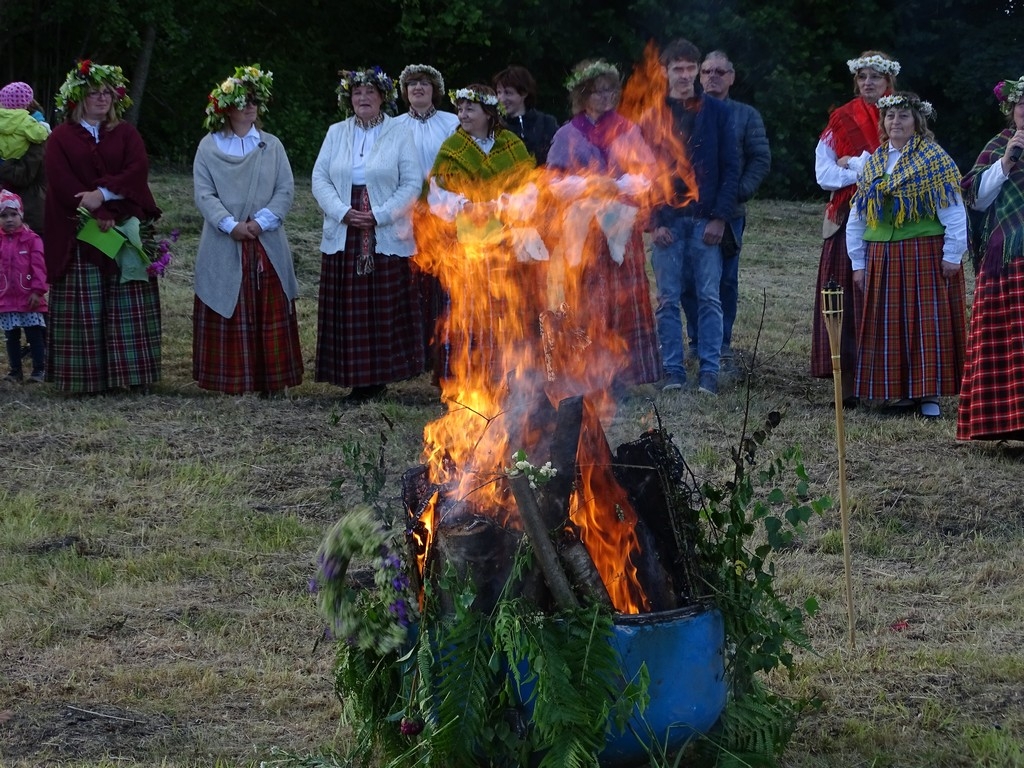 Saulgriežu svinēšana Asotes pilskalnā(FOTO)