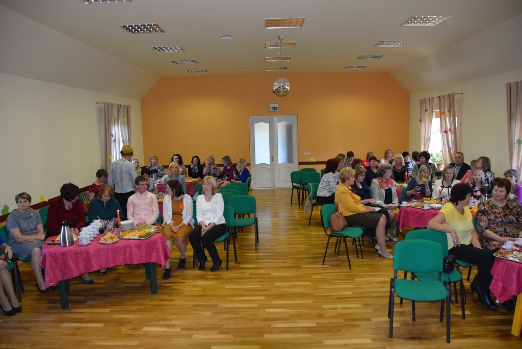 Skaistu melodiju un siltu sarunu pildīta skolotāju diena Krustpils novadā (FOTO)