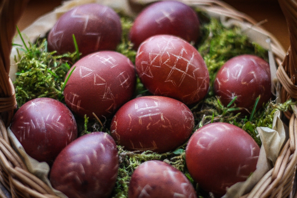 Пасху планируют праздновать 96 респондентов, яйца красят даже зеленкой
