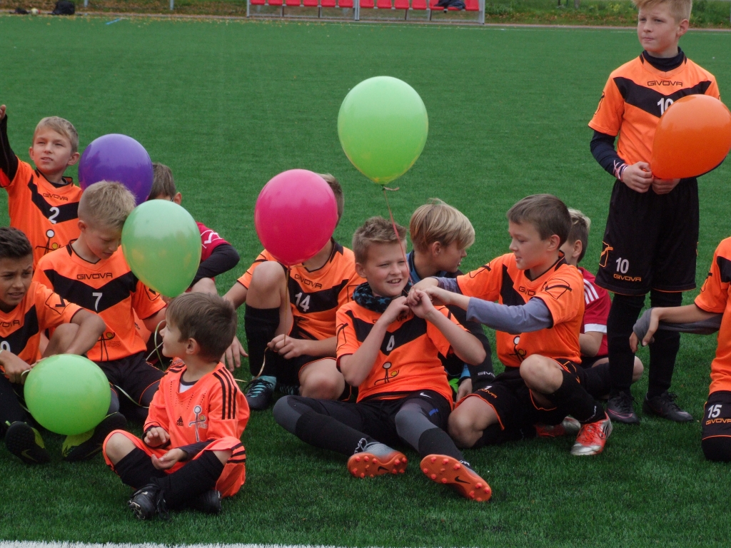 Svinīgi atklāj futbola stadionu pie Jēkabpils Valsts ģimnāzijas (FOTO)