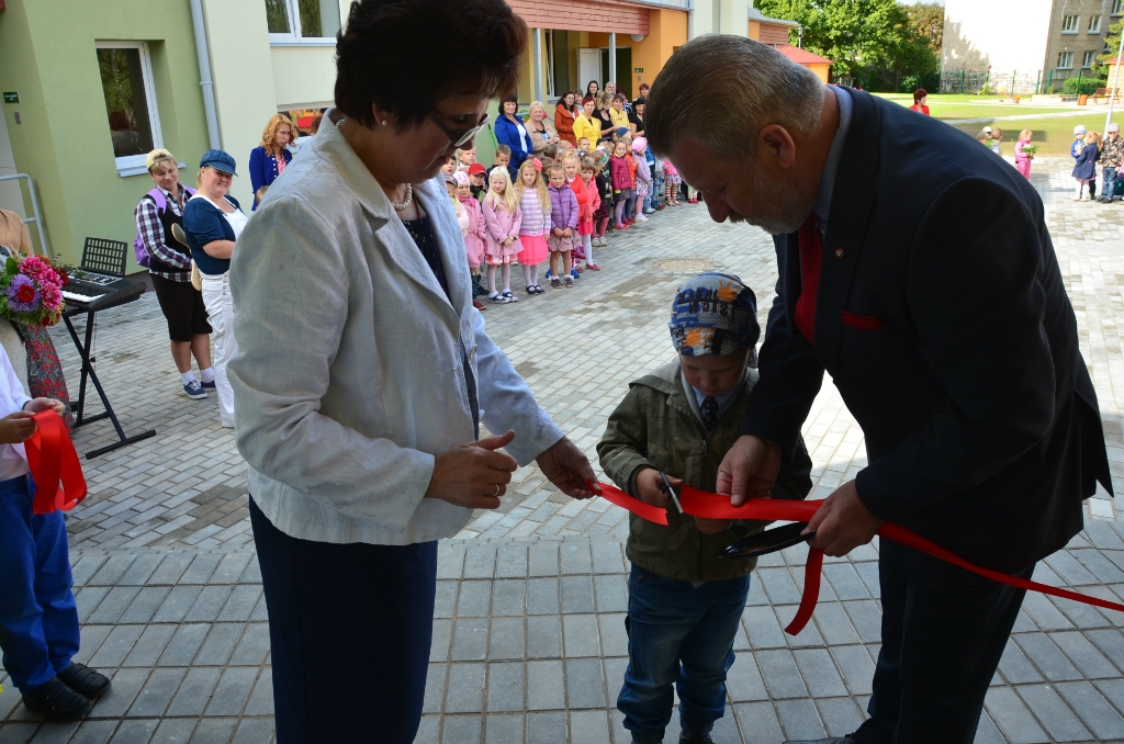 Atklāj renovēto pirmsskolas izglītības iestādi „Kāpēcītis”