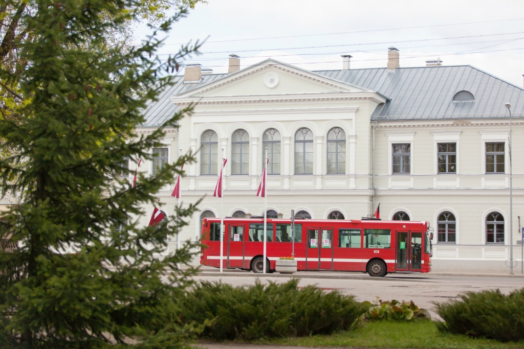 Valsts svētkos noteikti satiksmes ierobežojumi.  18.novembrī – bezmaksas sabiedriskais transports pilsētas maršrutos.