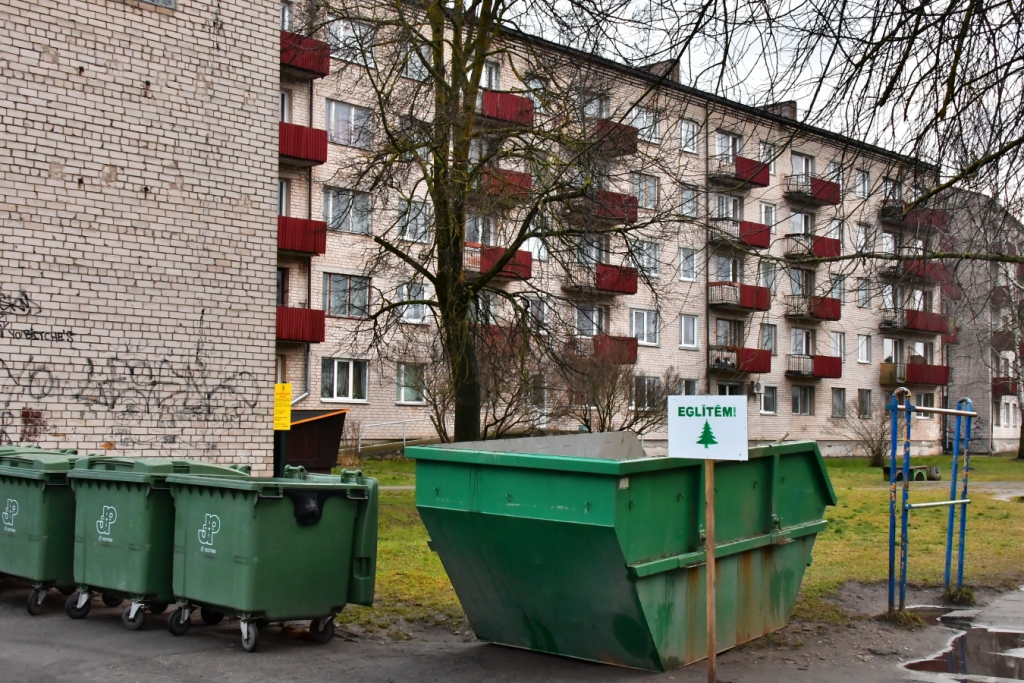 Jēkabpilī izvietoti speciāli konteineri Ziemassvētku eglīšu savākšanai