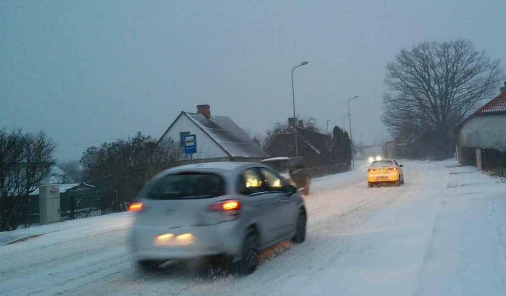 Jēkabpilī aktīvi tīra un kaisa ielas