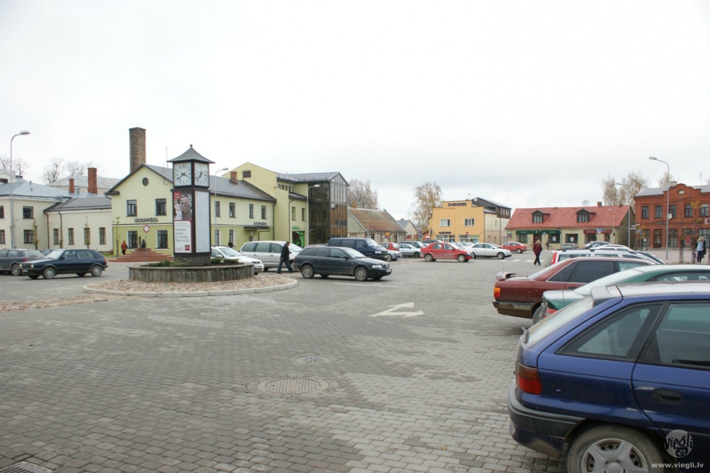 Uz dienu slēgs transporta kustību Vecpilsētas laukumā