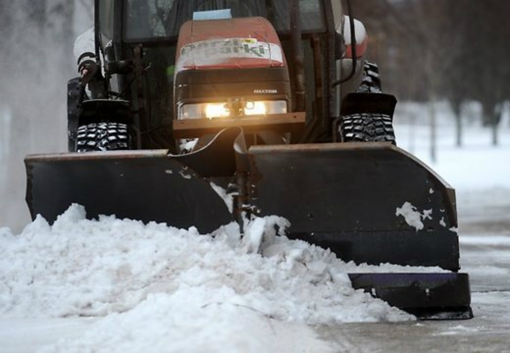 Iedzīvotāji tīra ietves, bet sniega tīrāmā tehnika sastumj to atpakaļ uz ietvēm