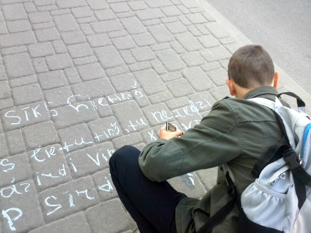 Fotostāsts: Skolnieki rotā pelēko Brīvības ielu ar krāsainu dzeju