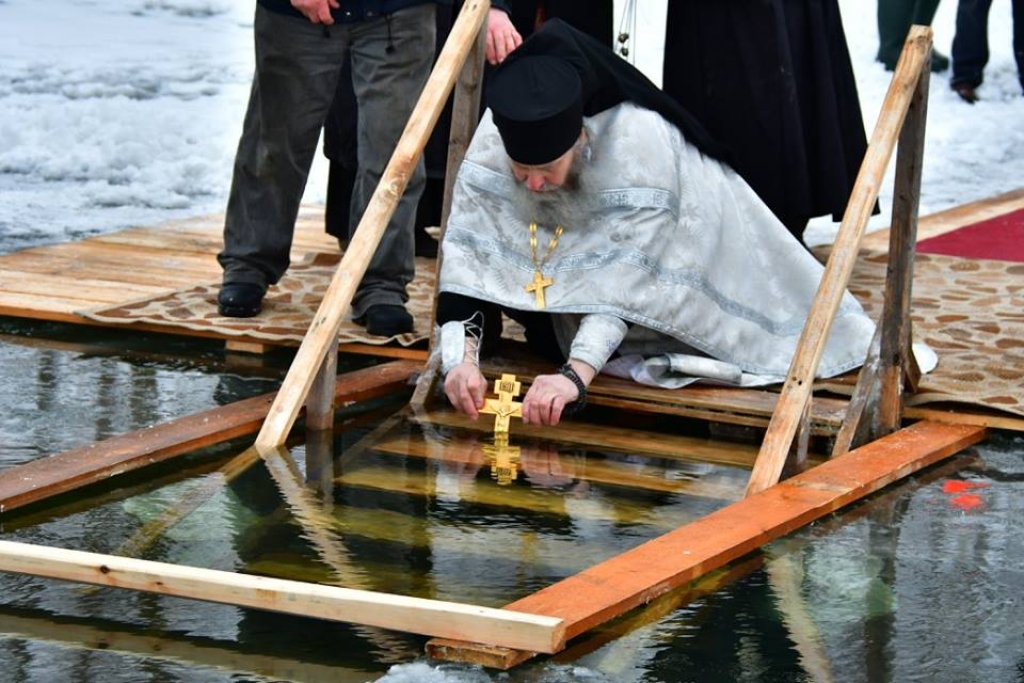 Jēkabpils pareizticīgie svin Kunga Kristīšanas svētkus (FOTO)