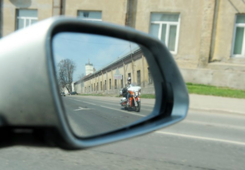 Jēkabpilī aiztur iereibušu motociklistu bez tiesībām un ar neatbilstošu numuru