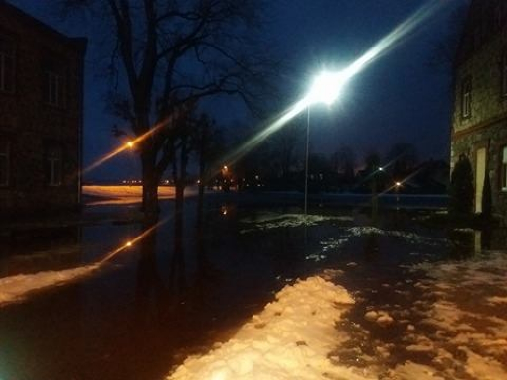 Ūdens līmenis Daugavā pie Pļaviņām pakāpies aptuveni pusmetru virs kritiskās atzīmes (FOTO)(PAPILDINĀTS)