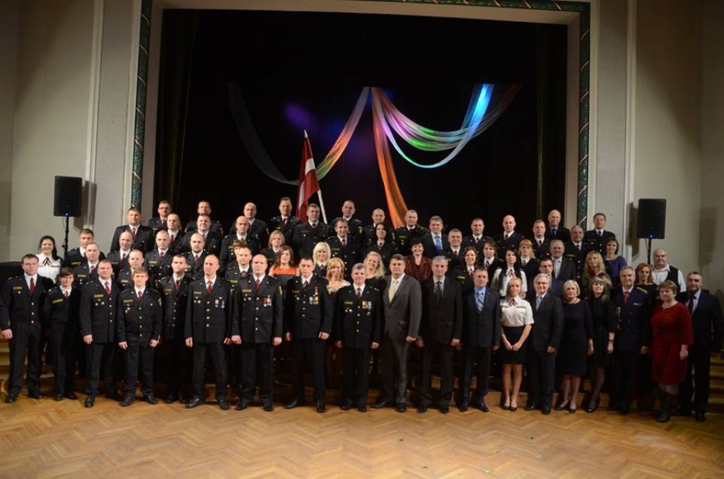 Profesionālajos svētkos sveic Jēkabpils policijas iecirkņa darbiniekus (FOTO)