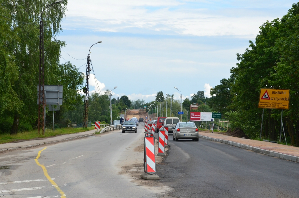 Sākti Vienības un Neretas ielu krustojuma remontdarbi un ierobežota satiksme pār tiltu