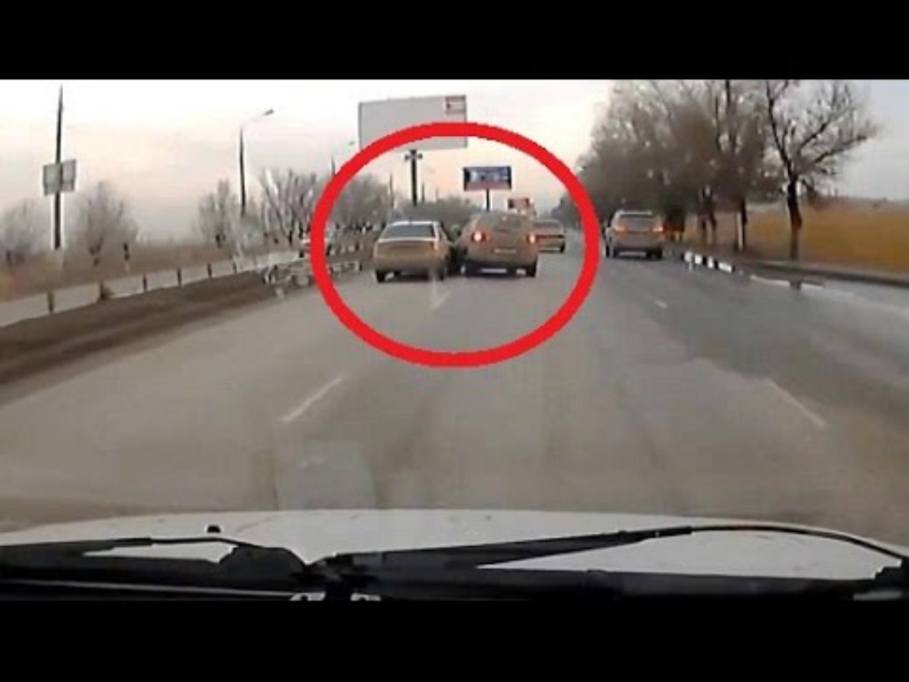 Uz ko spējīga greizsirdīga sieviete - autovadītāja (VIDEO)