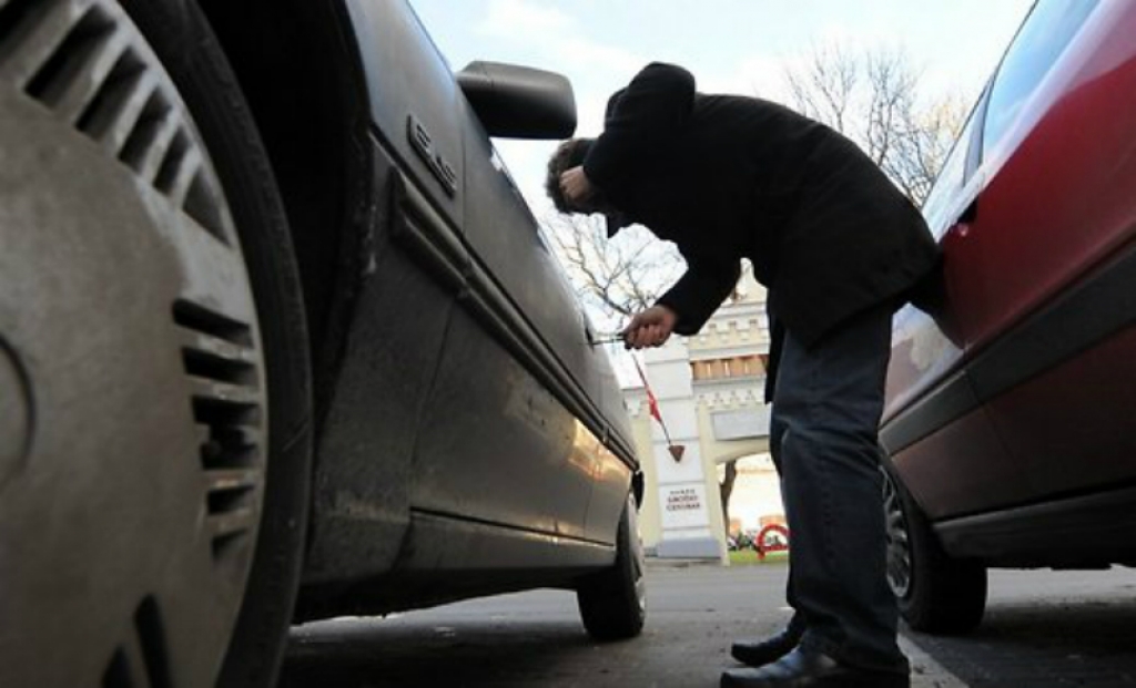 Jēkabpilī pagājušajā naktī uzdarbojušies automašīnu spoguļu zagļi