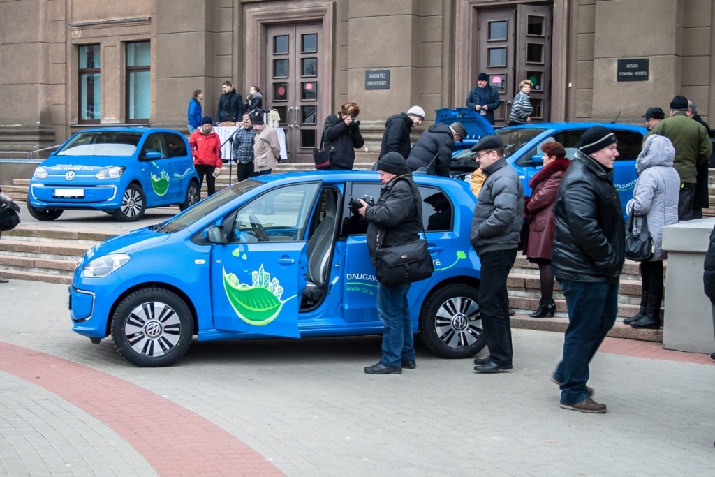 Daugavpils Universitāte prezentēja jauniegādātos elektromobiļus (FOTO)