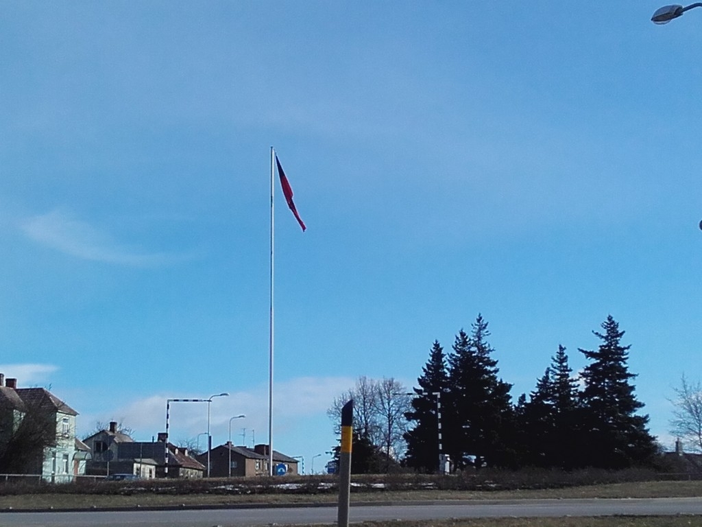 Vējš kārtējo reizi saplosījis karogu mastā pie Daugavas tilta (FOTO)