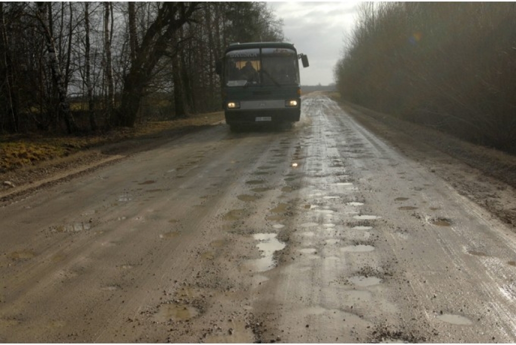 Grūti izbraucamu ceļu dēļ var kavēties reisu izpilde 146 maršrutos