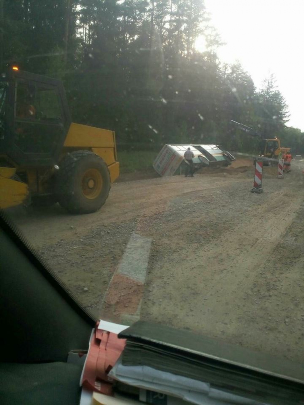 Ieslīdot grāvī un apgāžoties, avarējis Jēkabpils autobusu parka autobuss (VIDEO)