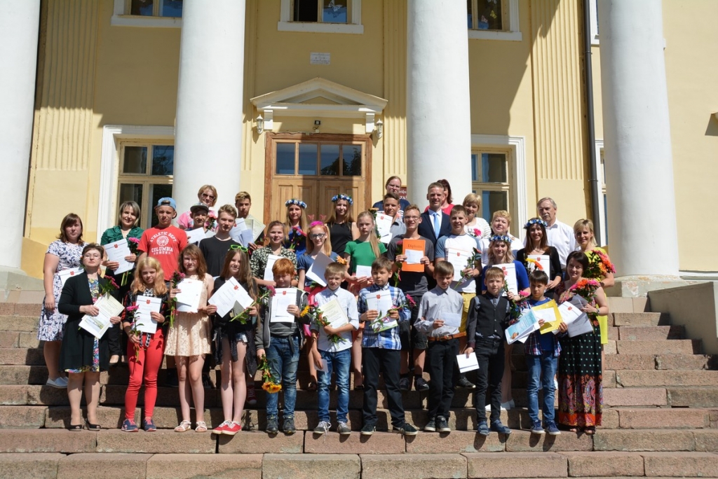 Sumināti talantīgākie un gudrākie Krustpils novada pašvaldības skolēni un skolotāji(FOTO)