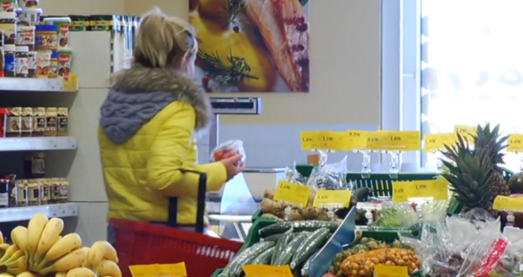 Pārtikas veikalā Aiviekstē tirgotas vecas preces un nauda likta burciņā, ne kasē